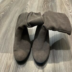 Cougar women’s waterproof slouch boots, can’t read the tag, but fits like a 7.